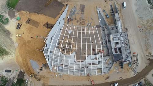 Billede 1: Dronefoto (fra Stauning Maskinstation A/S) af opførelsen af Naturkraft samt jordopfyldningen mod bygningen.